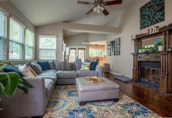 Comfortable, Family and Business Friendly 2BD/2BA House in North Austin allows 18 year olds to book a room