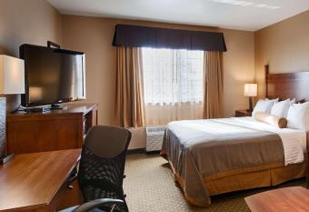 Best Western Plus Red River Inn has rooms with a private hot tub