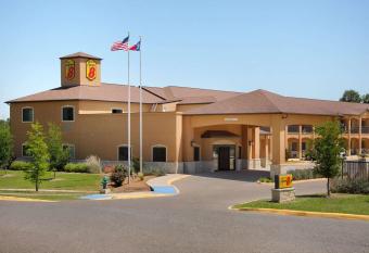 Super 8 by Wyndham Stephenville has Smoking rooms