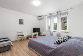 Apartment Jakov allows 18 year olds to book a room