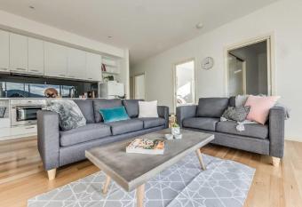 Marina View Apartment allows 18 year olds to book a room