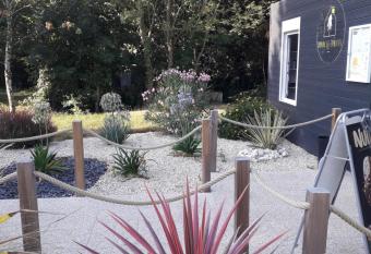 DOMAINE LES EPINETTES allows 18 year olds to book a room