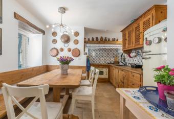 Casa Azzurra has Balcony rooms