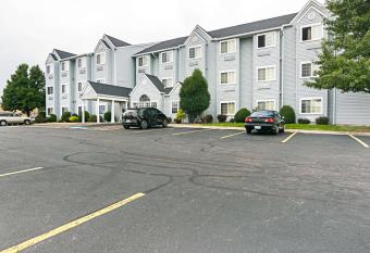 Motel 6 Sycamore Il allows 18 year olds to book a room