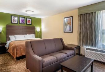 Quality Inn and Suites Brandenburg - Fort Knox has rooms with a private hot tub