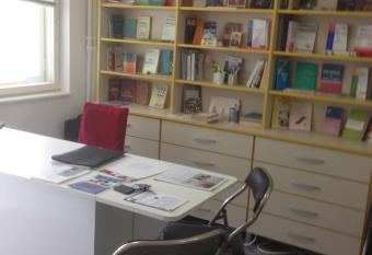 Apartament central has Balcony rooms