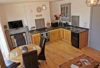 Victoriana Apartment - Private Balcony has Balcony rooms