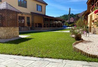 La Tusa Dusa has Balcony rooms