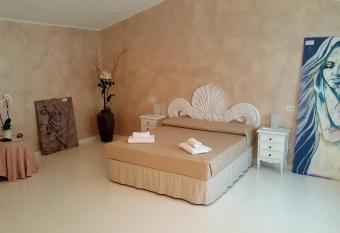 B&B Villa Fiorini has rooms with a private hot tub