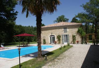 DOMAINE DU BOIS SEGUIN allows 18 year olds to book a room