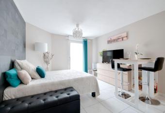 :) Grand studio lumineux    Toulouse et parking allows 18 year olds to book a room