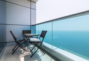 Top Floor Luxury 2BR Beach Apartment with Full Sea View has Balcony rooms