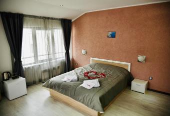 NAYS has rooms with a private hot tub