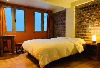 1911 allows 18 year olds to book a room