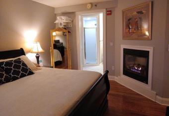 Tandem Bike Inn has rooms with a private hot tub