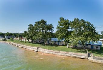 Oasis Lake Buchanan has Balcony rooms