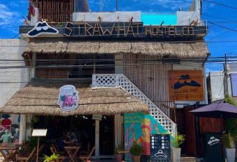 Straw Hat Hostel & Rooftop Bar has Balcony rooms