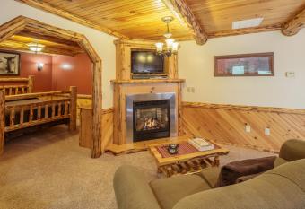 Sojourner's Lodge & Log Cabin Suites has Balcony rooms