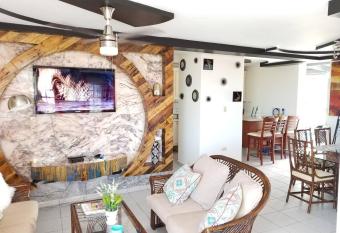 M/H HOUSE (#2) cozy house near airport and beach has Balcony rooms