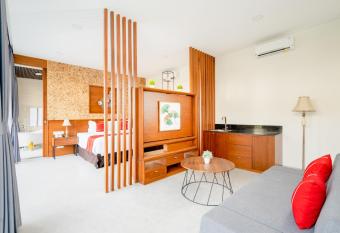 Del Cielo Villa Seminyak has rooms with a private hot tub