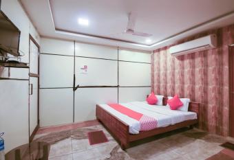 OYO Flagship 41435 Golden Residency allows 18 year olds to book a room