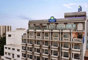 Days Hotel & Suites by Wyndham Dakar allows 18 year olds to book a room