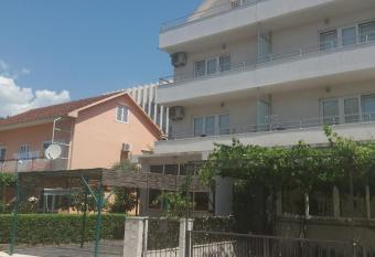 Mona&Mike Apartments has Balcony rooms