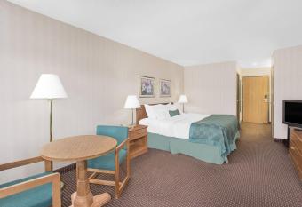 Ramada by Wyndham Hancock Waterfront has rooms with a private hot tub