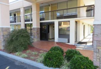 Knights Inn Newport allows 18 year olds to book a room