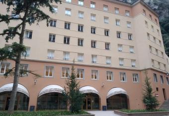 Alberg Abat Oliba allows 18 year olds to book a room