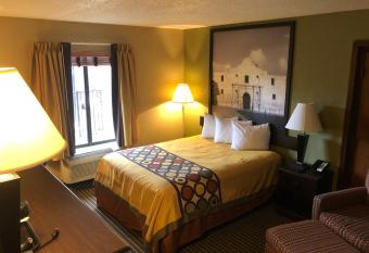 Super 8 by Wyndham Harrison AR has rooms with a private hot tub