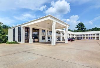 Motel 6 Lindale, TX has Smoking rooms