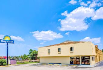 Days Inn by Wyndham Chesapeake has Smoking rooms