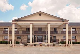 Days Inn by Wyndham Paris has Smoking rooms