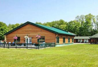 Adirondack Lodge Old Forge has rooms with a private hot tub