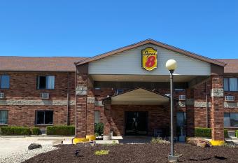 Super 8 by Wyndham Independence KS allows 18 year olds to book a room