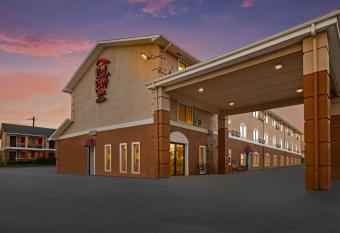 Red Roof Inn & Suites Denton allows 18 year olds to book a room