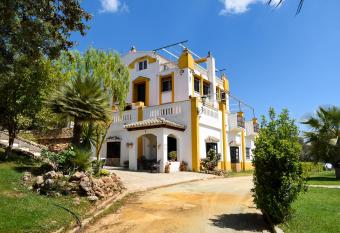 Finca La Lola - Large House with 2 Private Pools allows 18 year olds to book a room