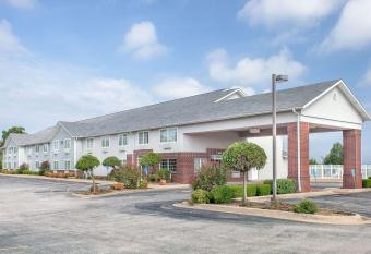 Days Inn by Wyndham Mountain Home has Smoking rooms