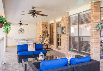 Beautiful Texas Ranch House, Game Room & Minigolf has Balcony rooms