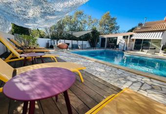 Entre 2 eaux allows 18 year olds to book a room