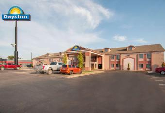 Days Inn by Wyndham Pauls Valley has Balcony rooms