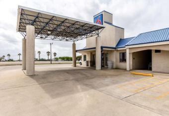 Quality Inn and Suites Port Lavaca near Lighthouse Beach has Smoking rooms