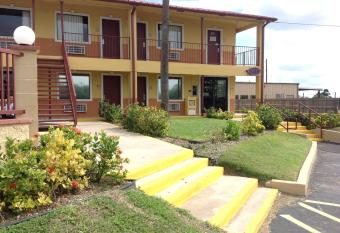 Deluxe Inn Airport has Smoking rooms