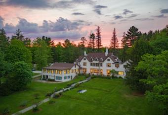 Seven Hills Inn has Balcony rooms