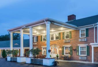 Colonial Inn Seekonk has Smoking rooms