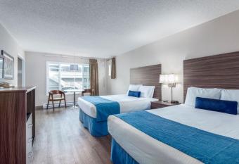 Seashore Inn on the Beach Seaside has rooms with a private hot tub