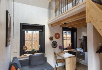 Luxury Chalets Monnickendam has Balcony rooms