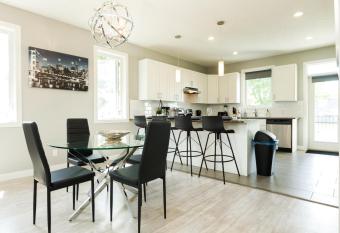 EXECUTIVE YEG Home I Walk to World of Science I w free parking & WiFi! has Balcony rooms