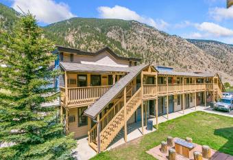 Georgetown Lodge allows 18 year olds to book a room